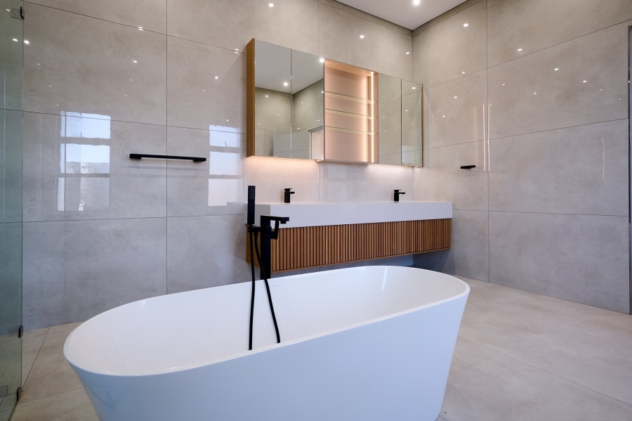 5 Bedroom Property for Sale in Waterfall Country Estate Gauteng