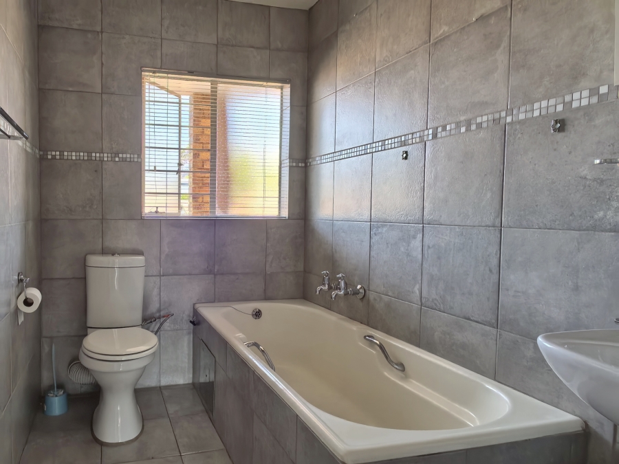 To Let 3 Bedroom Property for Rent in Fairland Gauteng