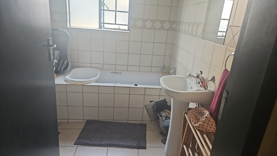 1 Bedroom Property for Sale in Noordwyk Gauteng