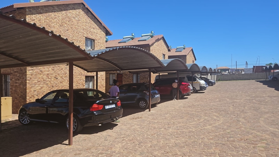 2 Bedroom Property for Sale in Olievenhoutbosch Gauteng