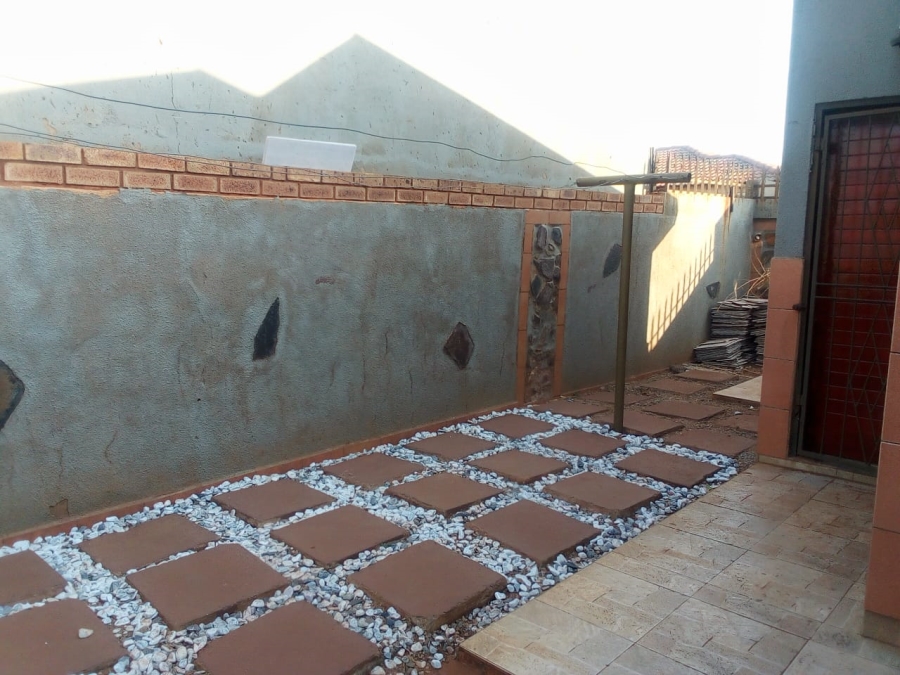 2 Bedroom Property for Sale in Tokoza Gauteng