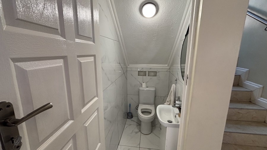 To Let 5 Bedroom Property for Rent in Silver Lakes Golf Estate Gauteng