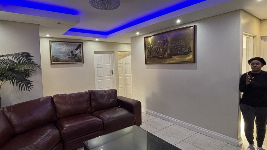 To Let 5 Bedroom Property for Rent in Silver Lakes Golf Estate Gauteng