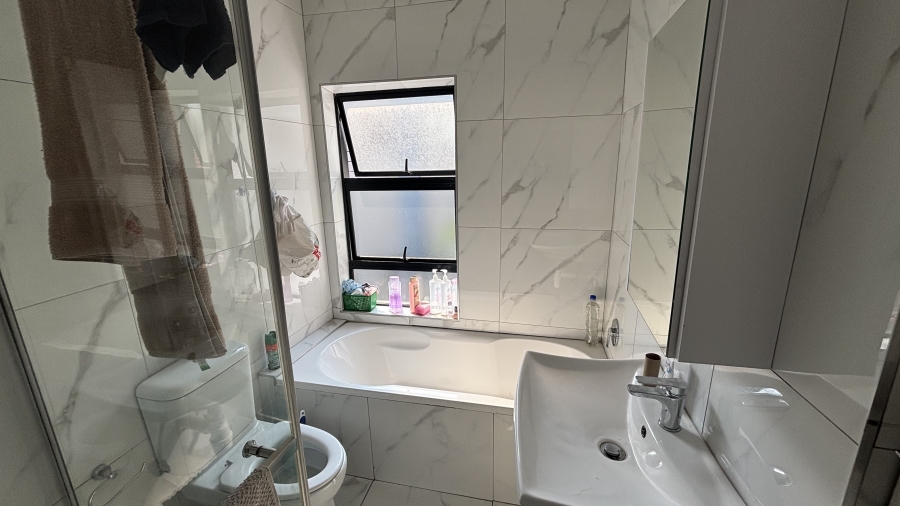 To Let 5 Bedroom Property for Rent in Silver Lakes Golf Estate Gauteng