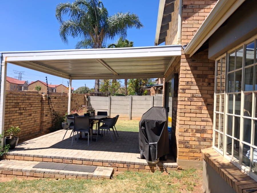 3 Bedroom Property for Sale in Wilgeheuwel Gauteng