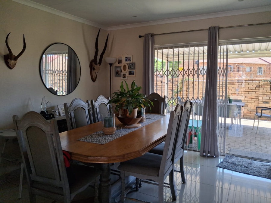 3 Bedroom Property for Sale in Wilgeheuwel Gauteng