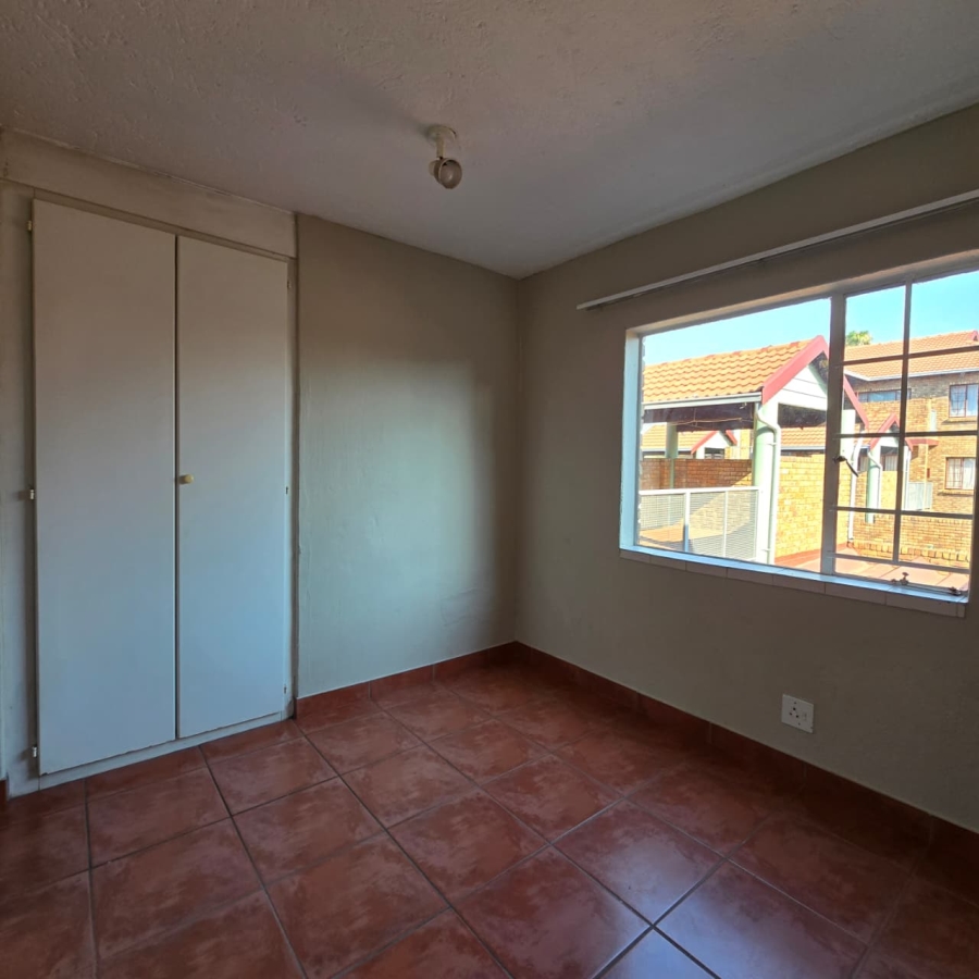 To Let 2 Bedroom Property for Rent in Moregloed Gauteng