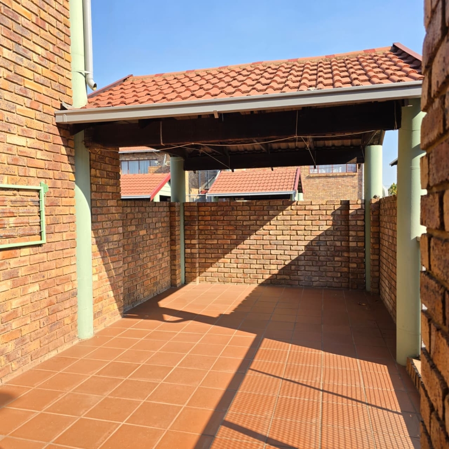 To Let 2 Bedroom Property for Rent in Moregloed Gauteng