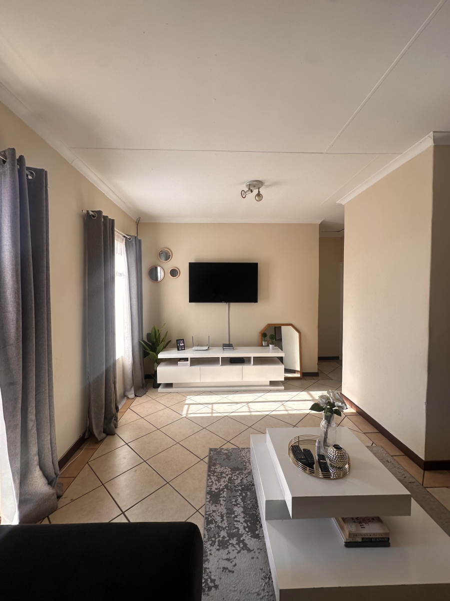 2 Bedroom Property for Sale in Monavoni Gauteng