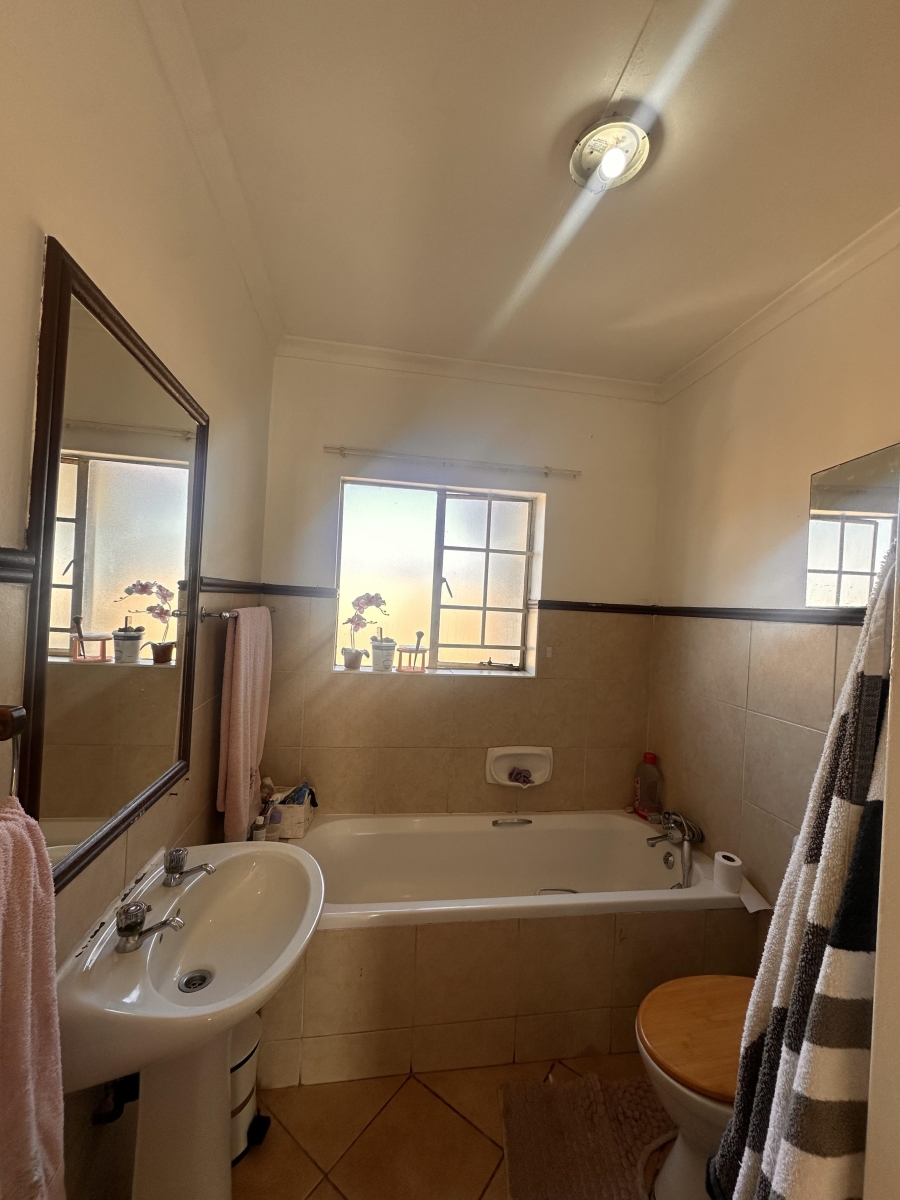 2 Bedroom Property for Sale in Monavoni Gauteng