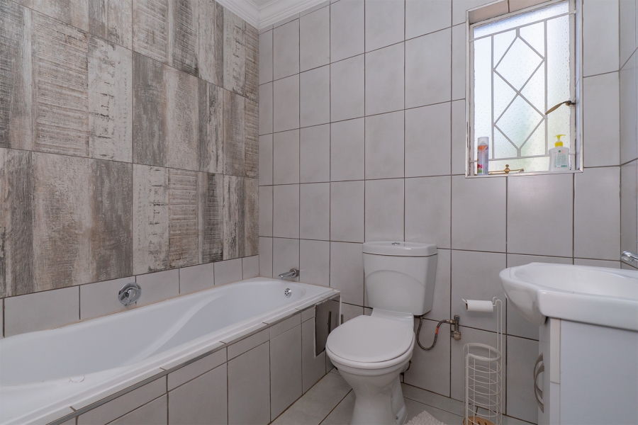 4 Bedroom Property for Sale in Farrarmere Gauteng