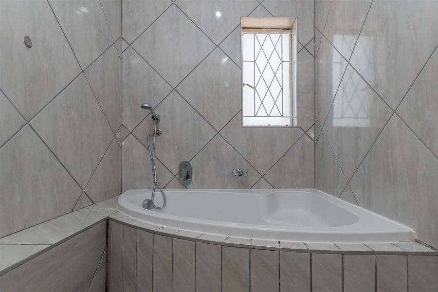 4 Bedroom Property for Sale in Farrarmere Gauteng