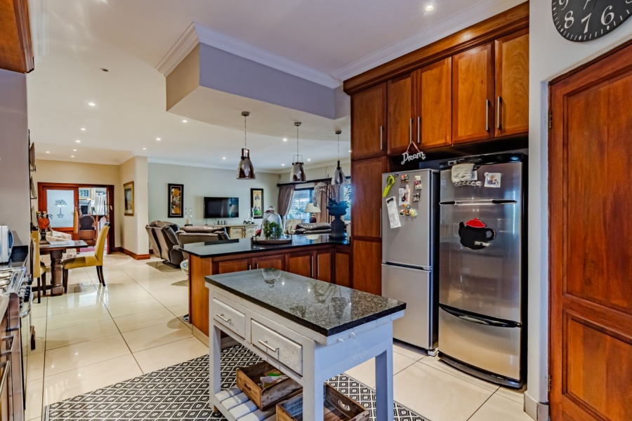 5 Bedroom Property for Sale in Waterkloof Ridge Gauteng