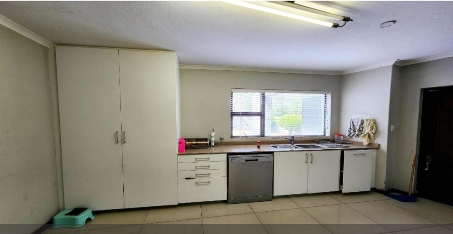 6 Bedroom Property for Sale in Midstream Estate Gauteng
