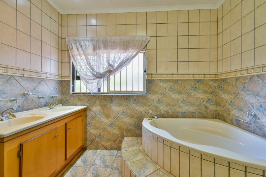 6 Bedroom Property for Sale in Olympus AH Gauteng