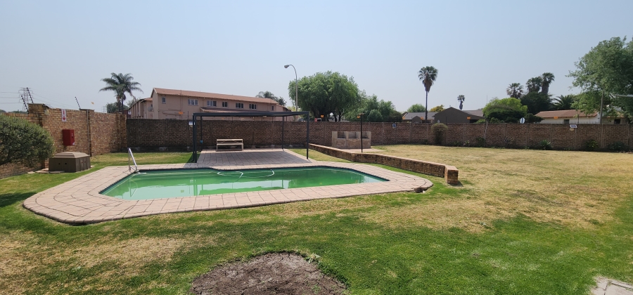 2 Bedroom Property for Sale in Verwoerdpark Gauteng