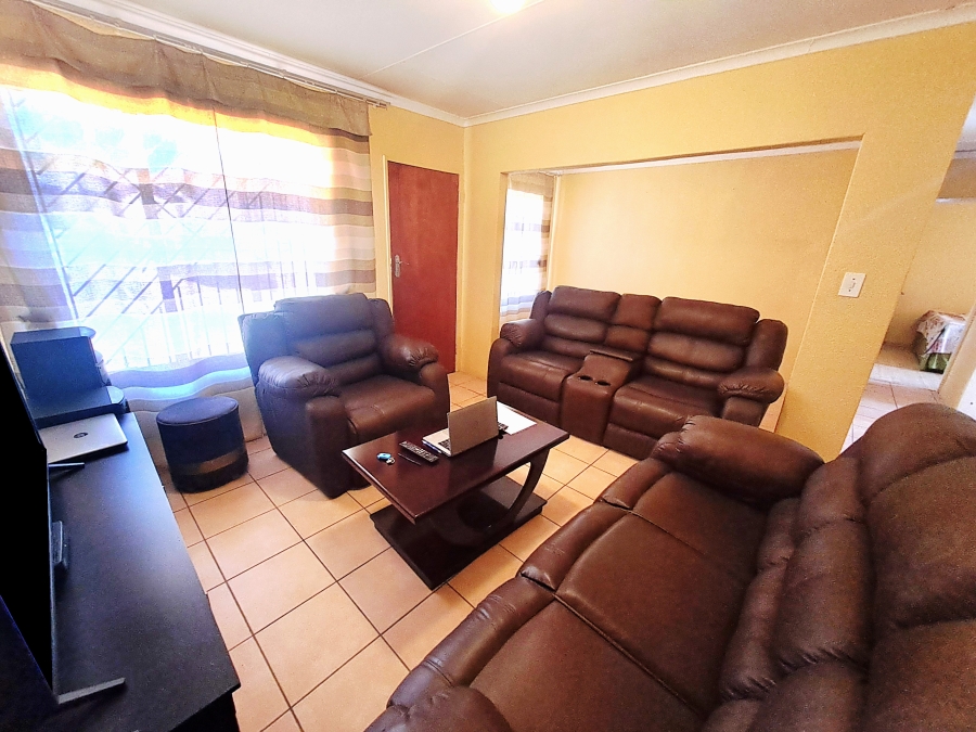 To Let 2 Bedroom Property for Rent in Corlett Gardens Gauteng