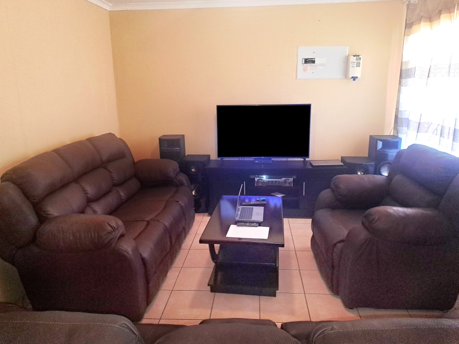 To Let 2 Bedroom Property for Rent in Corlett Gardens Gauteng