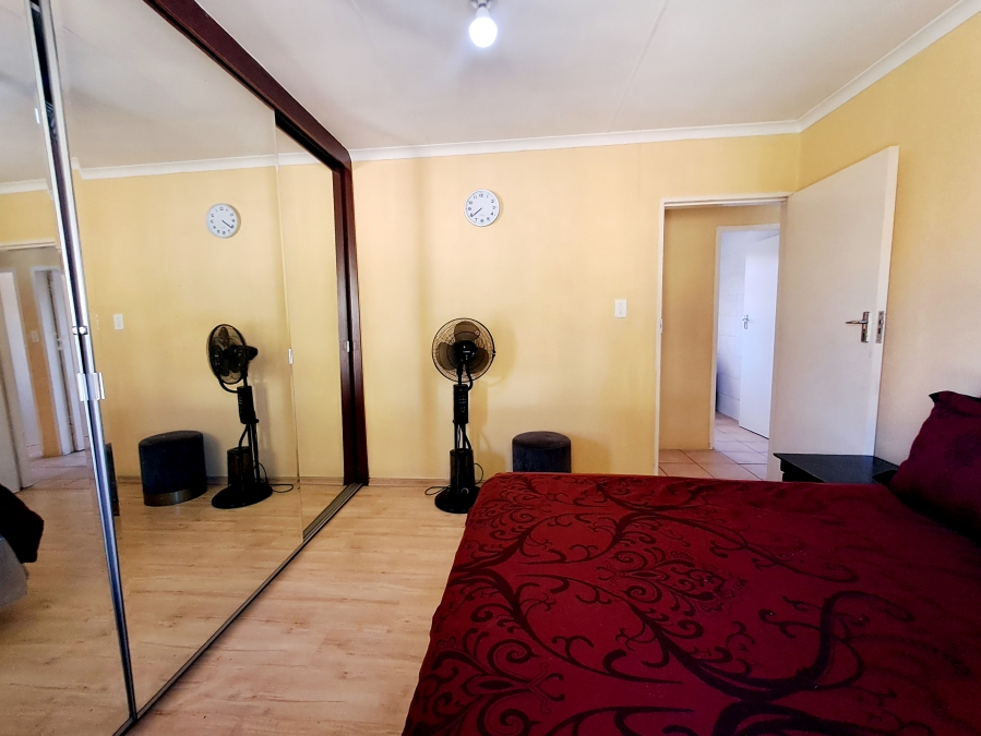 To Let 2 Bedroom Property for Rent in Corlett Gardens Gauteng
