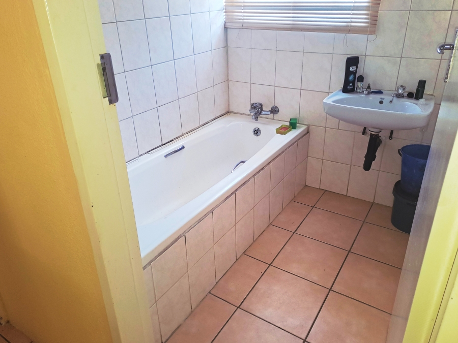 To Let 2 Bedroom Property for Rent in Corlett Gardens Gauteng