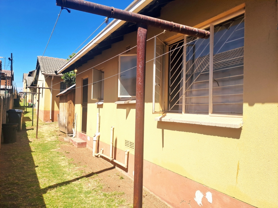 To Let 2 Bedroom Property for Rent in Corlett Gardens Gauteng