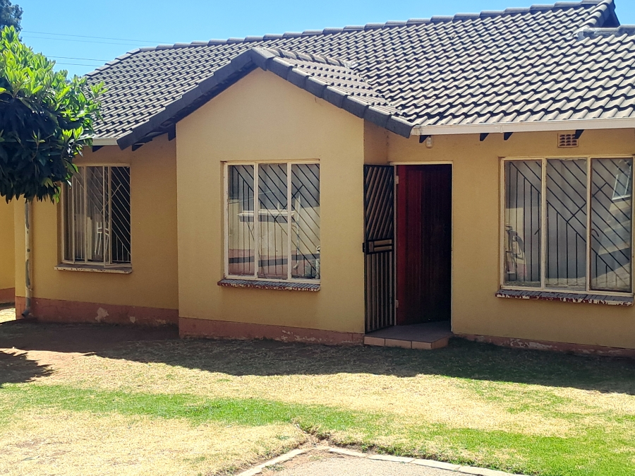 To Let 2 Bedroom Property for Rent in Corlett Gardens Gauteng