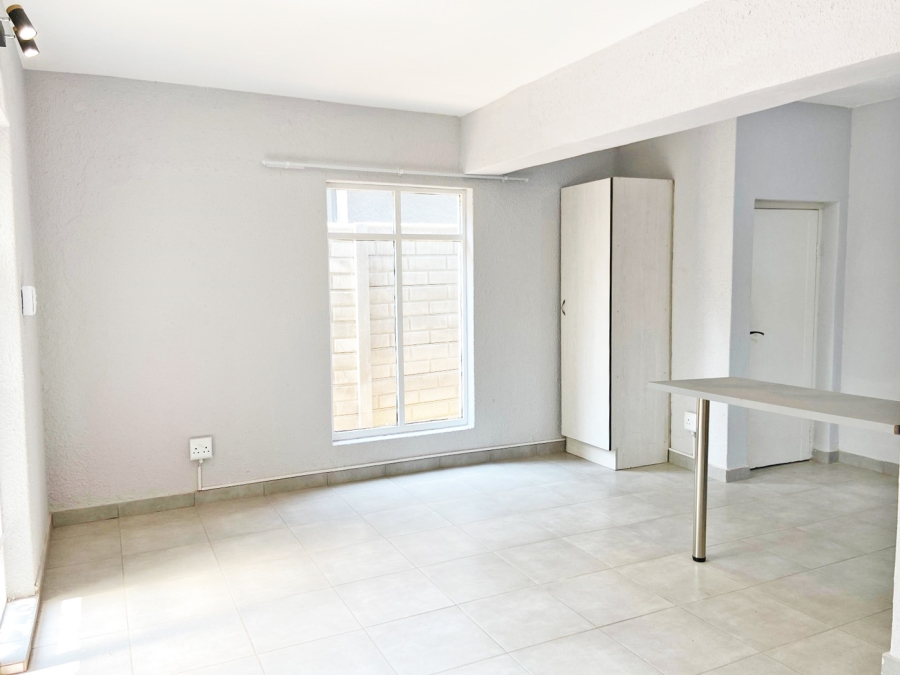 To Let 1 Bedroom Property for Rent in Linden Gauteng