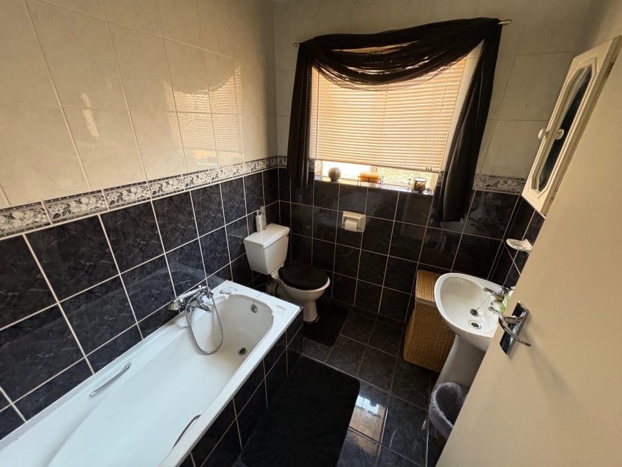 3 Bedroom Property for Sale in Eldoraigne Gauteng