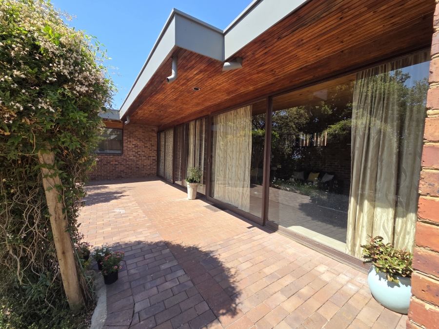 To Let 3 Bedroom Property for Rent in Floracliffe Gauteng