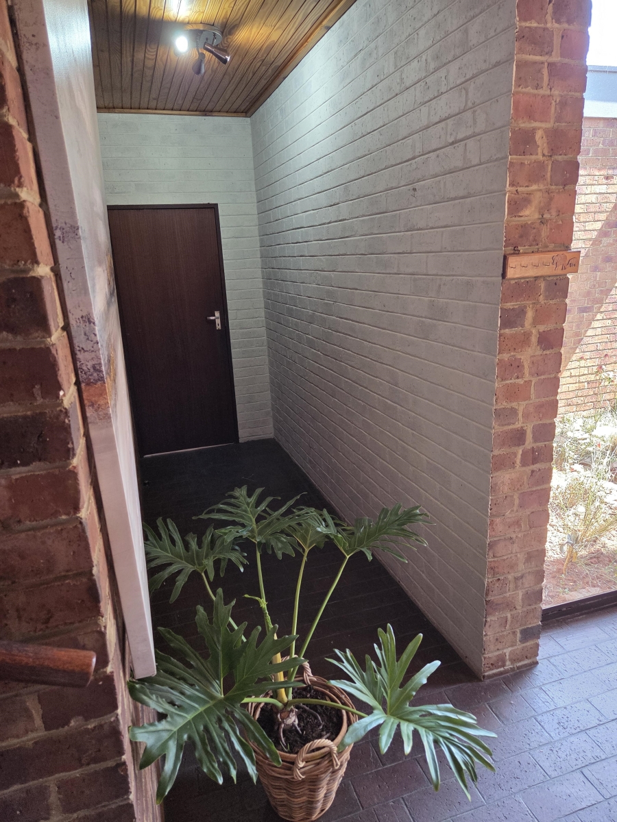To Let 3 Bedroom Property for Rent in Floracliffe Gauteng