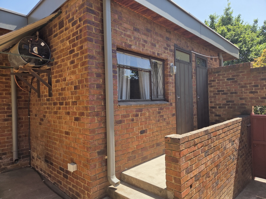 To Let 3 Bedroom Property for Rent in Floracliffe Gauteng
