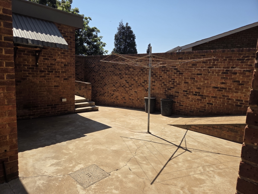 To Let 3 Bedroom Property for Rent in Floracliffe Gauteng