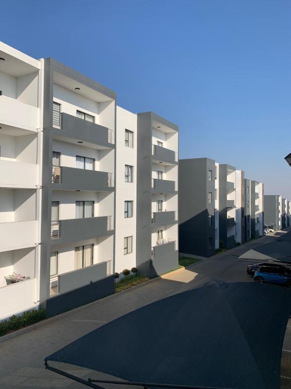 2 Bedroom Property for Sale in Erand Gardens Gauteng