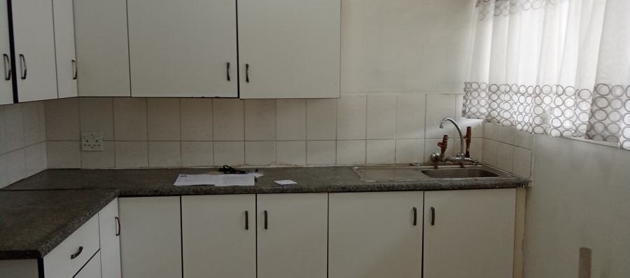 2 Bedroom Property for Sale in Florida Lake Gauteng