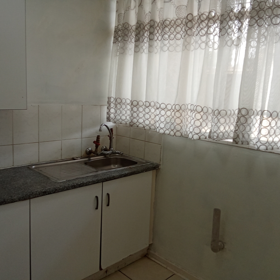 2 Bedroom Property for Sale in Florida Lake Gauteng