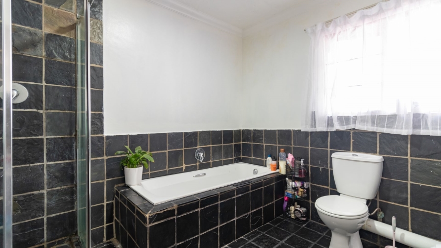 1 Bedroom Property for Sale in Noordwyk Gauteng