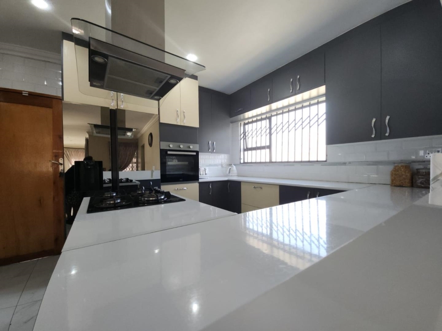 4 Bedroom Property for Sale in Wildtuinpark Gauteng