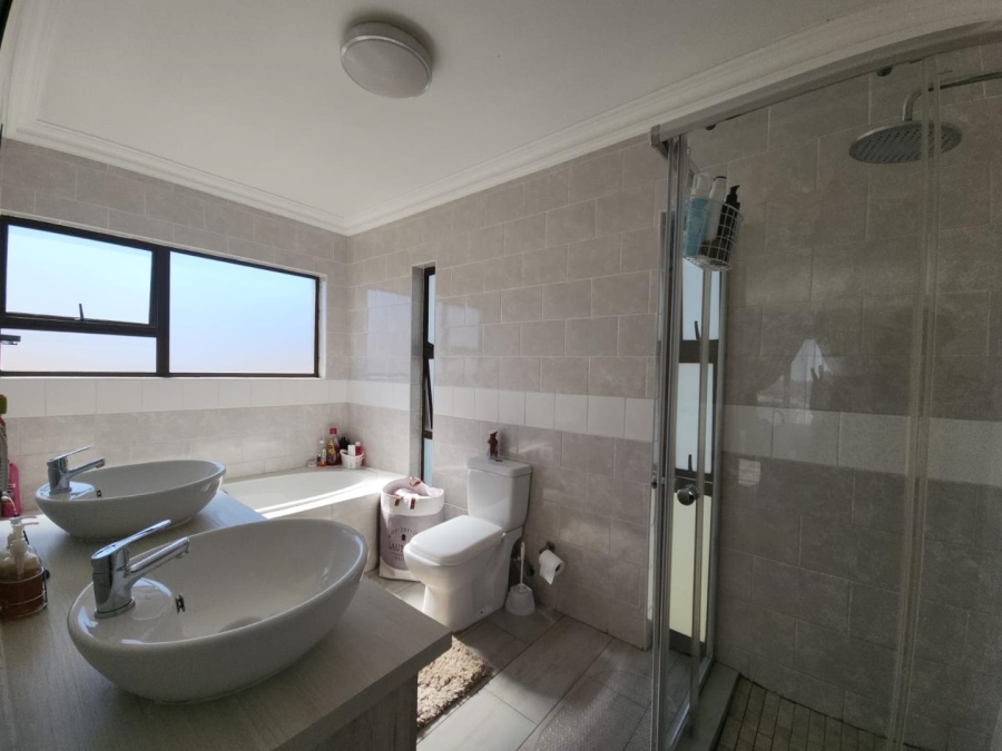 4 Bedroom Property for Sale in Wildtuinpark Gauteng