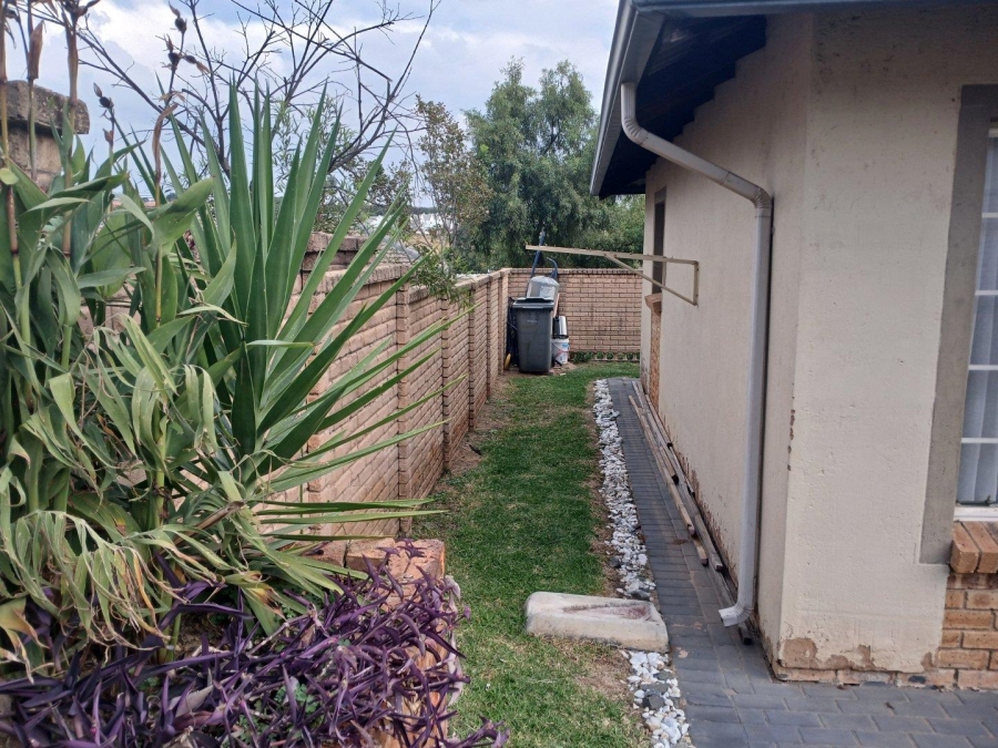To Let 3 Bedroom Property for Rent in Kosmosdal Gauteng