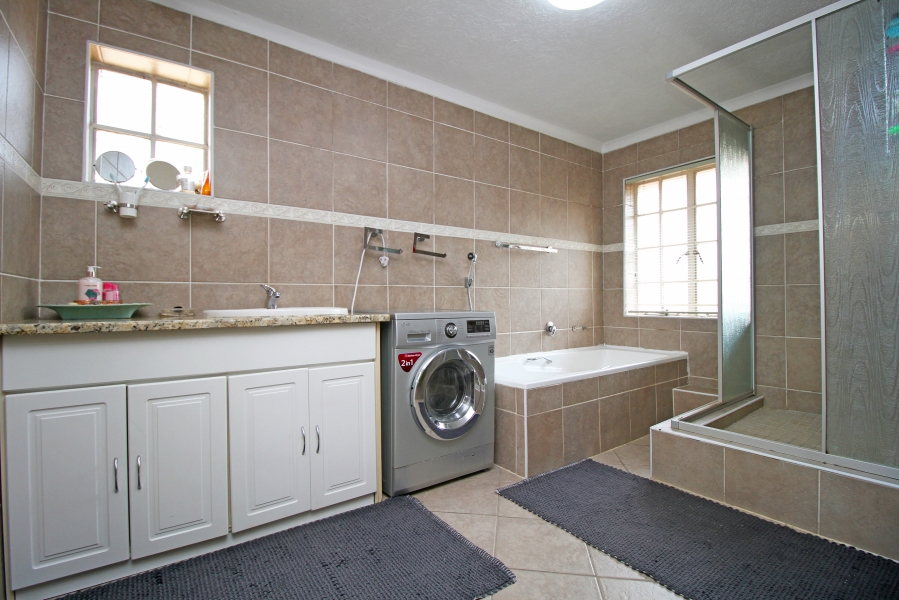 4 Bedroom Property for Sale in Waverley Gauteng