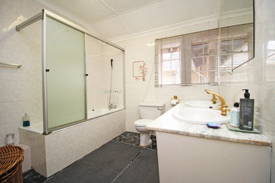 4 Bedroom Property for Sale in Waverley Gauteng