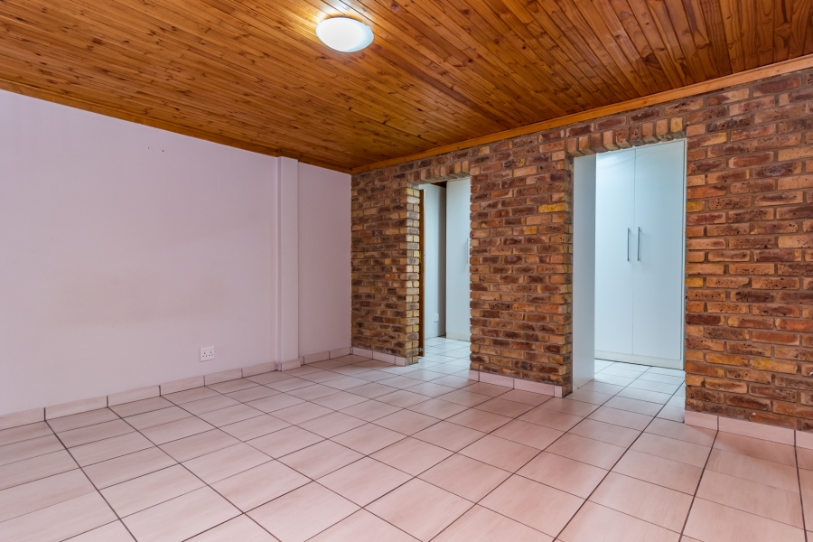 6 Bedroom Property for Sale in Noordheuwel Gauteng