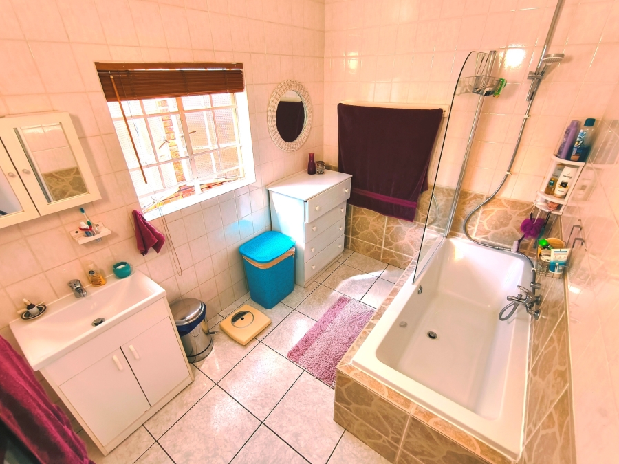 6 Bedroom Property for Sale in The Reeds Gauteng