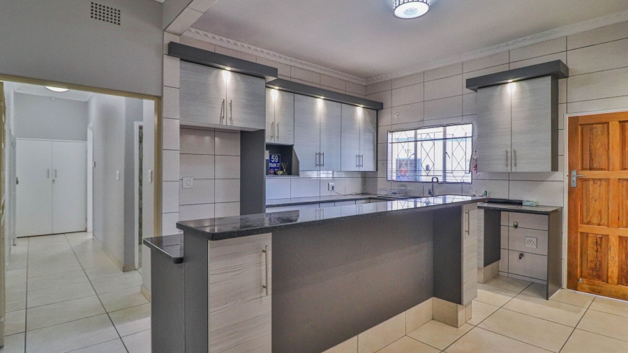 5 Bedroom Property for Sale in Lambton Gauteng
