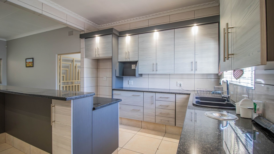5 Bedroom Property for Sale in Lambton Gauteng