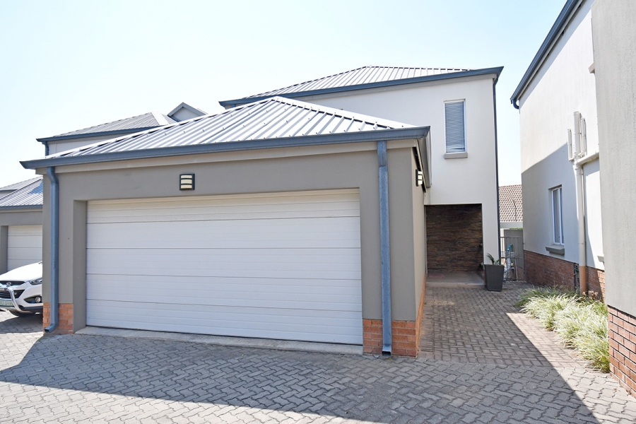 3 Bedroom Property for Sale in Broadacres Gauteng