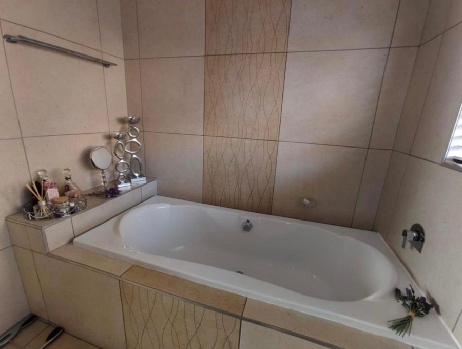 4 Bedroom Property for Sale in Kenleaf Gauteng
