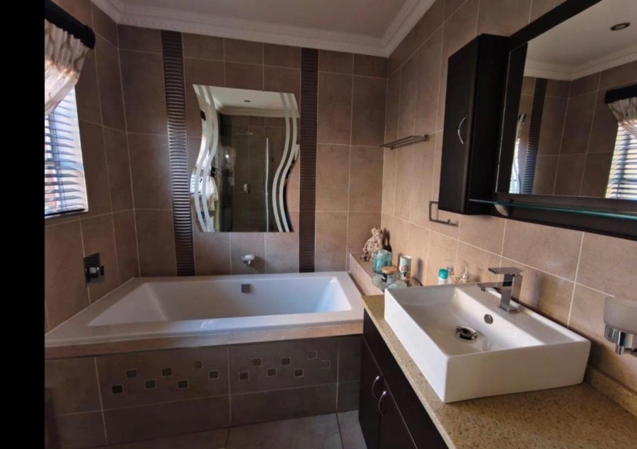 4 Bedroom Property for Sale in Kenleaf Gauteng
