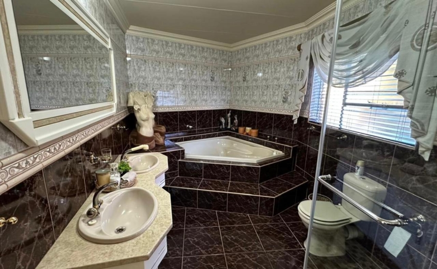 4 Bedroom Property for Sale in Kenleaf Gauteng