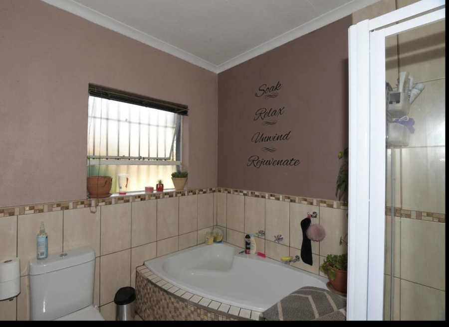 5 Bedroom Property for Sale in Selcourt Gauteng